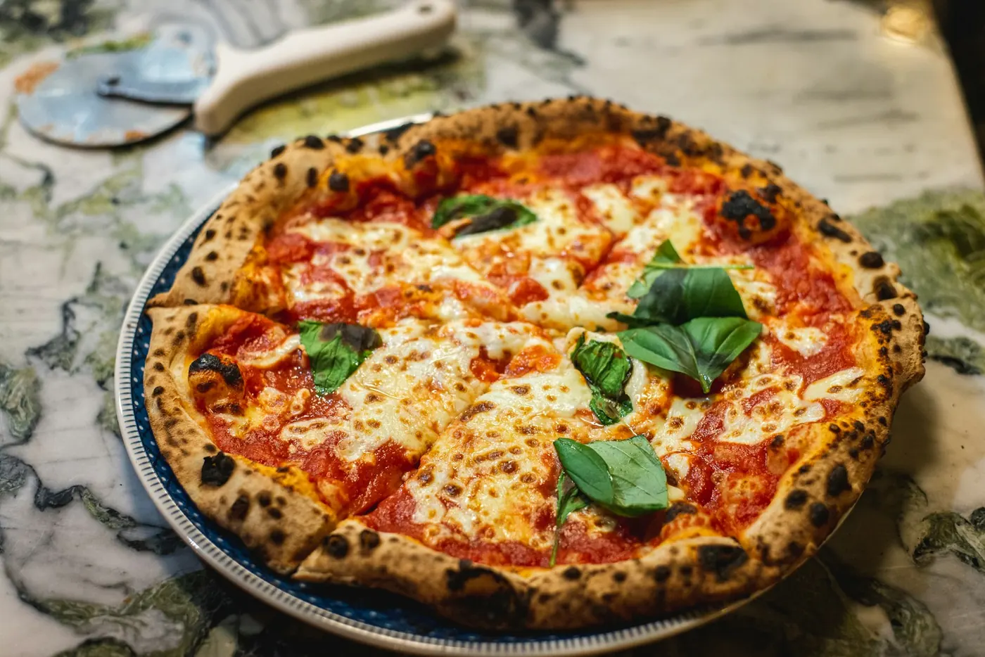 Pizza margherita appena sfornata