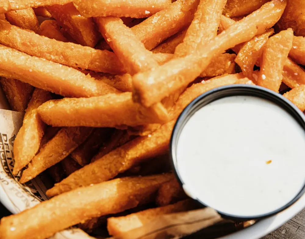 Patatine fritte con salsa