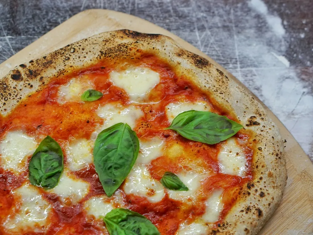 Pizza margherita con basilico fresco