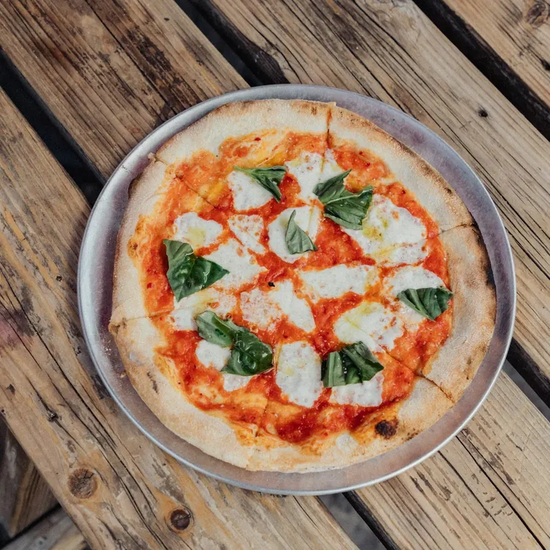 Foto del cliente: pizza sul tavolo di legno