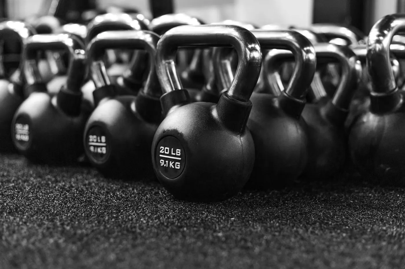 Fila di kettlebell sul pavimento in gomma