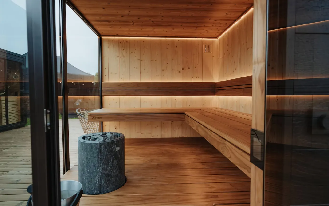 Sauna in legno con stufa a pietre